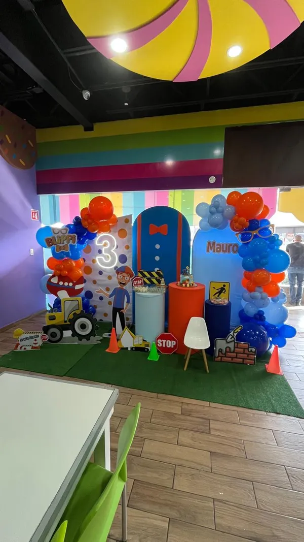 Mampara decorada: 5a0fe11a bb88 4cd6 b383 a9ff5d48287b