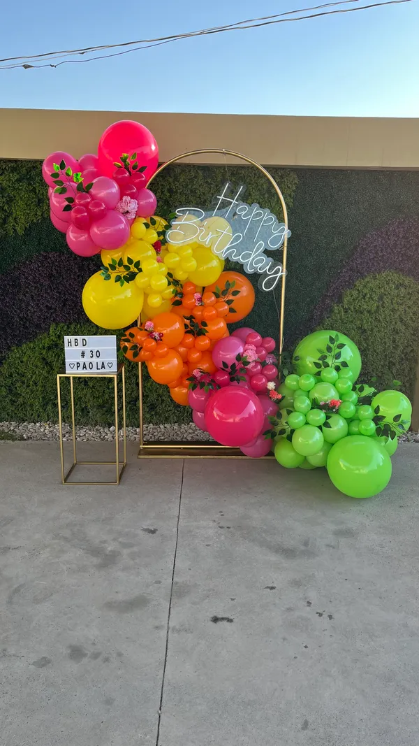 Mampara decorada de Hip Hip Balloons